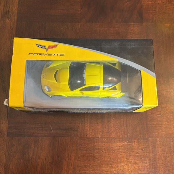 Braha Friction Licensed 1/24 Scale Corvette C6.R Friction Push & Go Yellow - Picture 2 of 7
